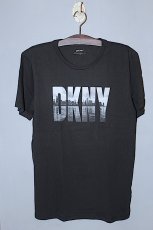 画像1: DKNY(ダナキャランニューヨーク) Hudson river S/S Logo Tee Black  (1)