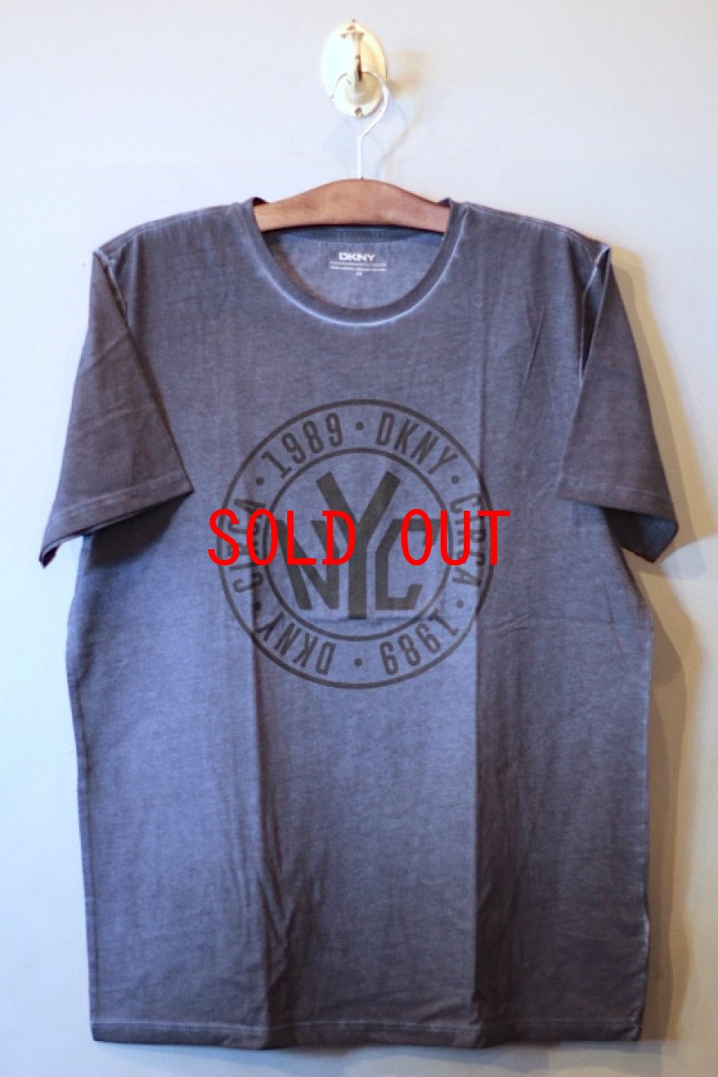 画像1: DKNY(ダナキャラン ニューヨーク) Token Coin Logo S/S Tee Vintage Wash Navy (1)