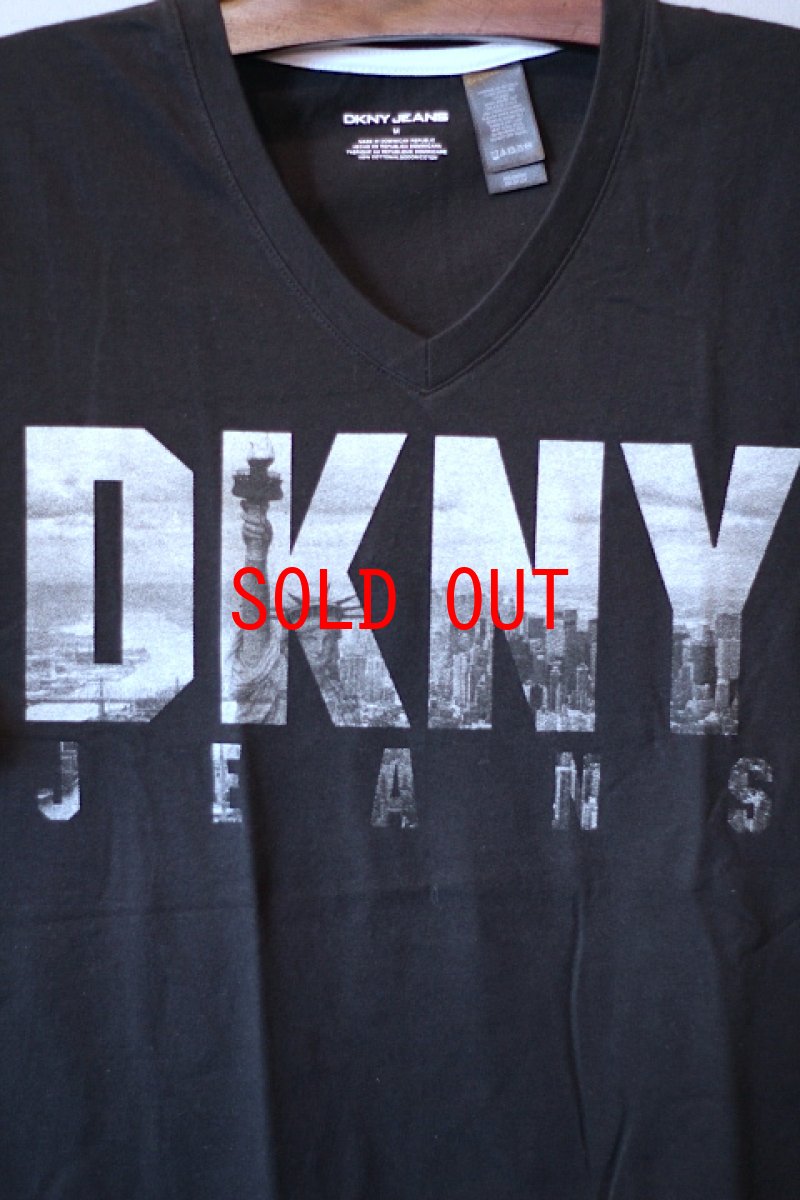 画像2: DKNY(ダナキャラン ニューヨーク) JEANS Logo S/S V-Neck Tee Black (2)