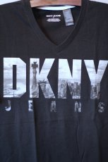 画像2: DKNY(ダナキャラン ニューヨーク) JEANS Logo S/S V-Neck Tee Black (2)