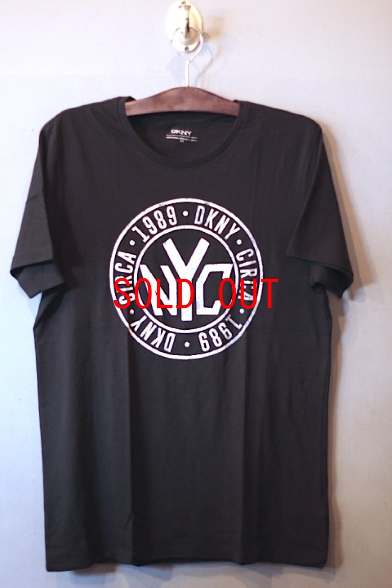 画像1: DKNY(ダナキャラン ニューヨーク) Vintage Token Coin Logo S/S Tee Black (1)