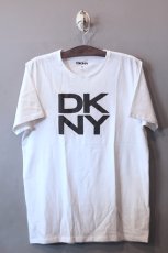 画像1: DKNY(ダナキャラン ニューヨーク) Classic Logo S/S Tee White (1)
