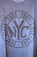 画像2: DKNY(ダナキャラン ニューヨーク) Token Coin Logo S/S Tee Vintage Wash Navy (2)
