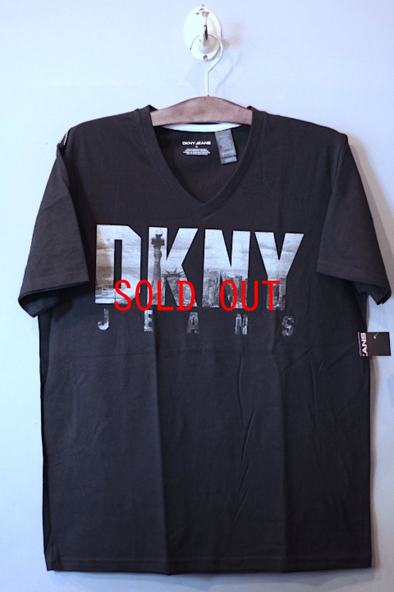 画像1: DKNY(ダナキャラン ニューヨーク) JEANS Logo S/S V-Neck Tee Black (1)