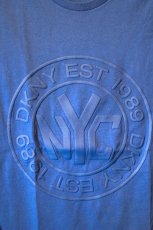 画像2: DKNY(ダナキャラン ニューヨーク) Token Coin Rubber Print Logo S/S Tee Royal  (2)
