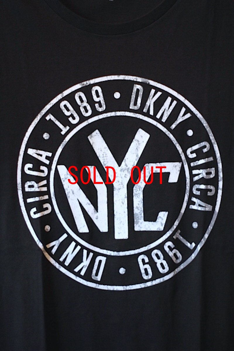 画像2: DKNY(ダナキャラン ニューヨーク) Vintage Token Coin Logo S/S Tee Black (2)