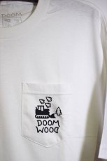 画像1: Doom Sayers(ドゥームセイヤーズ) S/S DOOM WOOD Pocket Tee White 半袖 ショートスリーブ ロゴ ポケット Tシャツ (1)