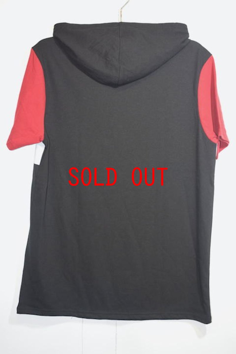 画像2: Guess(ゲス) S/S Triangle Logo Hood Tee Black Red フード 半袖 Tシャツ (2)