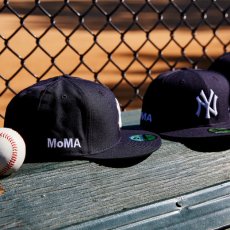 画像1: × MOMA 59Fifty Newyork Yakees Cap ロゴ サイド 刺繍 ニューヨーク ヤンキース MLB 公式 キャップ 帽子 Official (1)