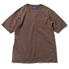 画像2: Old English Logo S/S Pigment Dyed Tee BRN オールドイングリッシュ ピグメント ロゴ 半袖 Tシャツ (2)
