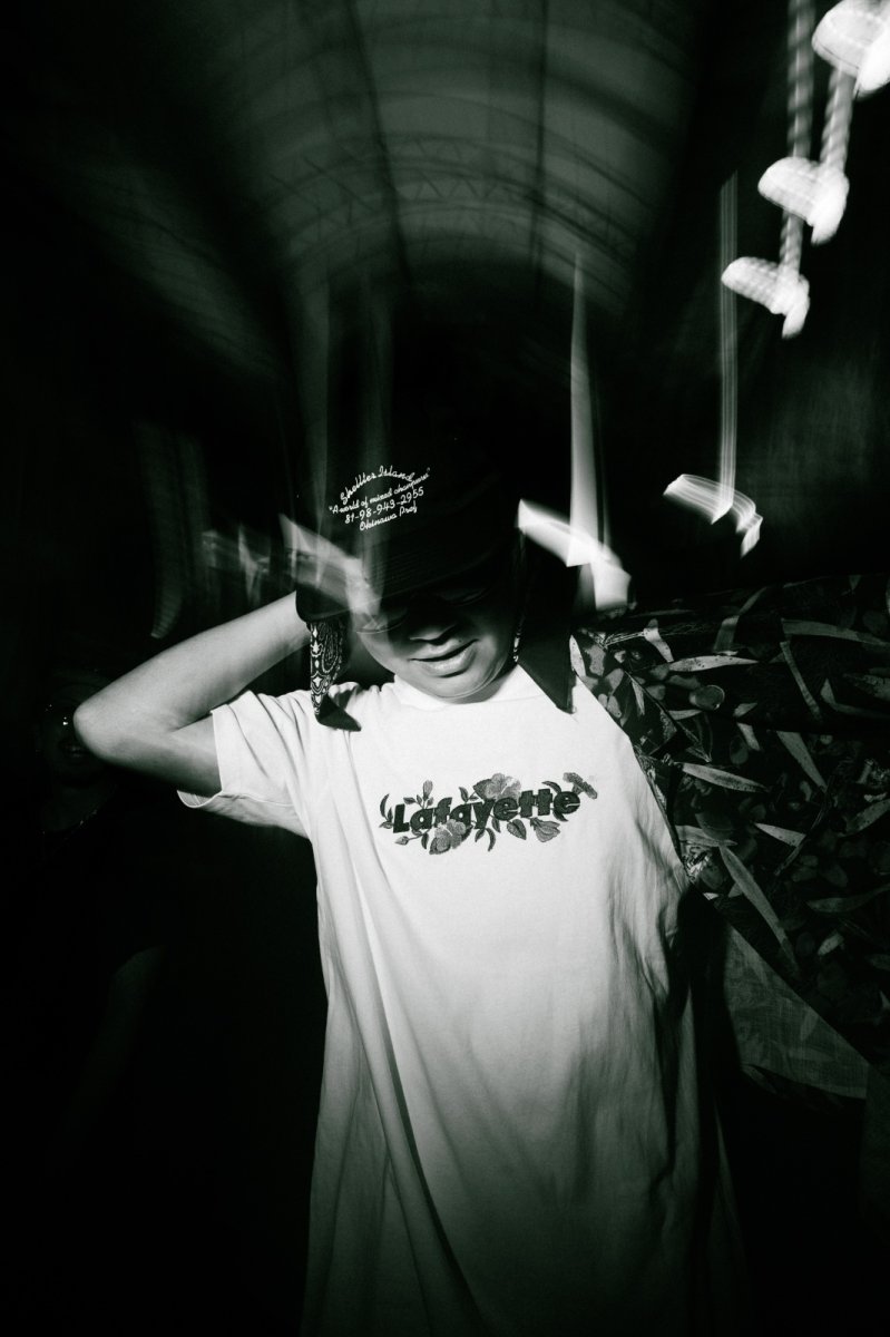 画像2: LFYT × Shellter フラワーロゴ刺繍Tシャツ ホワイト / Lafayette Flower 2Tone Logo Tee 【沖縄限定 / SHELLTER EXCLUSIVE】 (2)