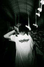 画像2: LFYT × Shellter フラワーロゴ刺繍Tシャツ ホワイト / Lafayette Flower 2Tone Logo Tee 【沖縄限定 / SHELLTER EXCLUSIVE】 (2)