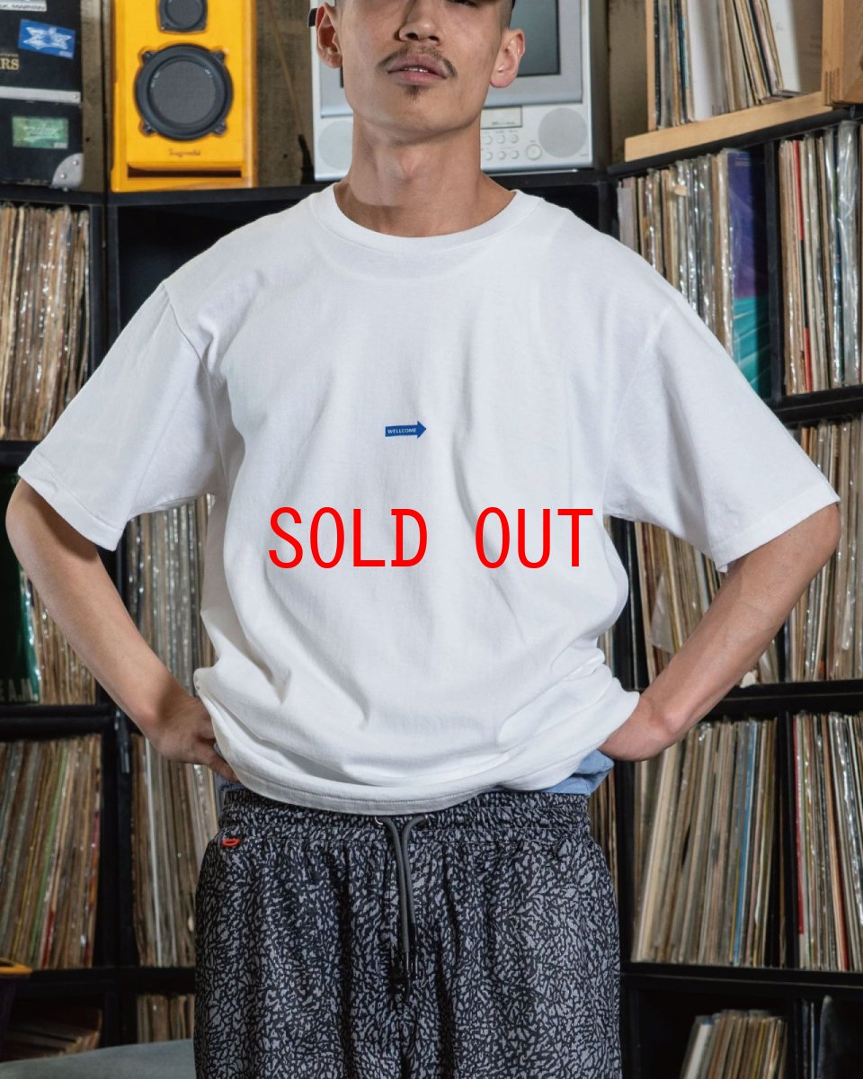 画像2: INTERBREED Suite Room SS Tee White インターブリード スナップ 半袖 Tシャツ バックプリント 蛍光 サンプリング 沖縄 ストリートファッション (2)