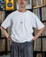 画像2: INTERBREED Suite Room SS Tee White インターブリード スナップ 半袖 Tシャツ バックプリント 蛍光 サンプリング 沖縄 ストリートファッション (2)