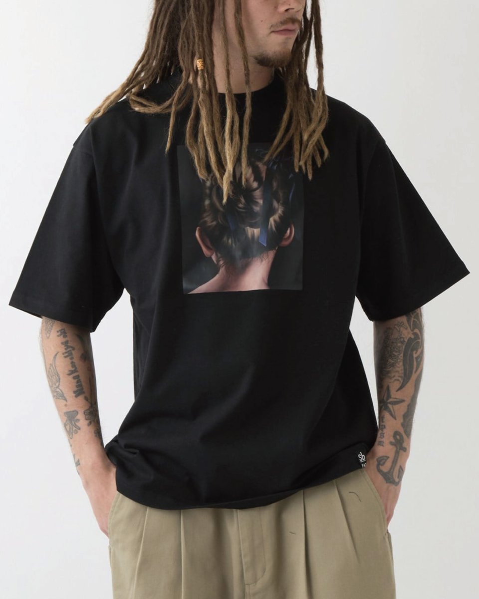 画像1: 【F.A.T. × Mariko Enomoto × SB Tシャツ メンズファッション 通販】M.E. "Daughter" Graphic Pocket Tee Black グラフィック ポケット Tシャツ ブラック 沖縄  (1)