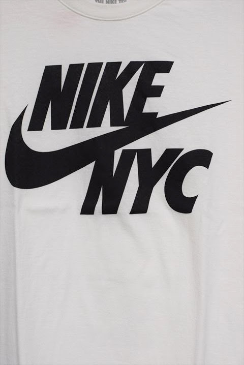 SHELLTER ONLINE SHOPはNike(ナイキ)正規取扱 / Nike(ナイキ)のNike(ナイキ) S/S NYC City  Limited Tee White ニューヨーク 半袖 Tシャツ公式通販サイト /  Nike(ナイキ)の服や新作アイテムをオンラインでご購入いただけます。