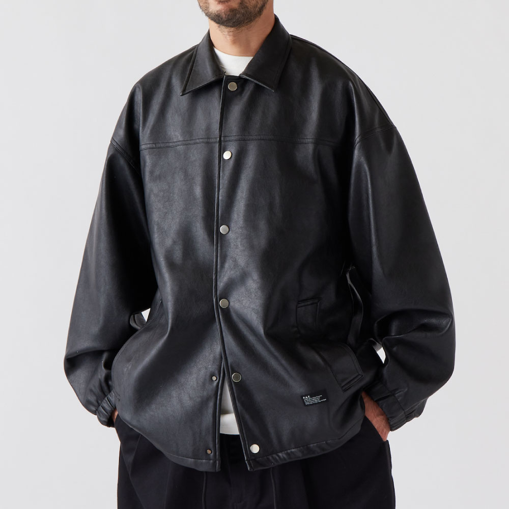 SHELLTER ONLINE SHOPはFAT(エフエーティー)正規取扱 / FAT(エフエーティー)のSnatch Leather Coach  Jacket スナッチ フェイク レザー コーチ カーコート ジャケット Black 公式通販サイト / FAT (エフエーティー)の服や新作アイテムをオンラインでご購入いただけます。